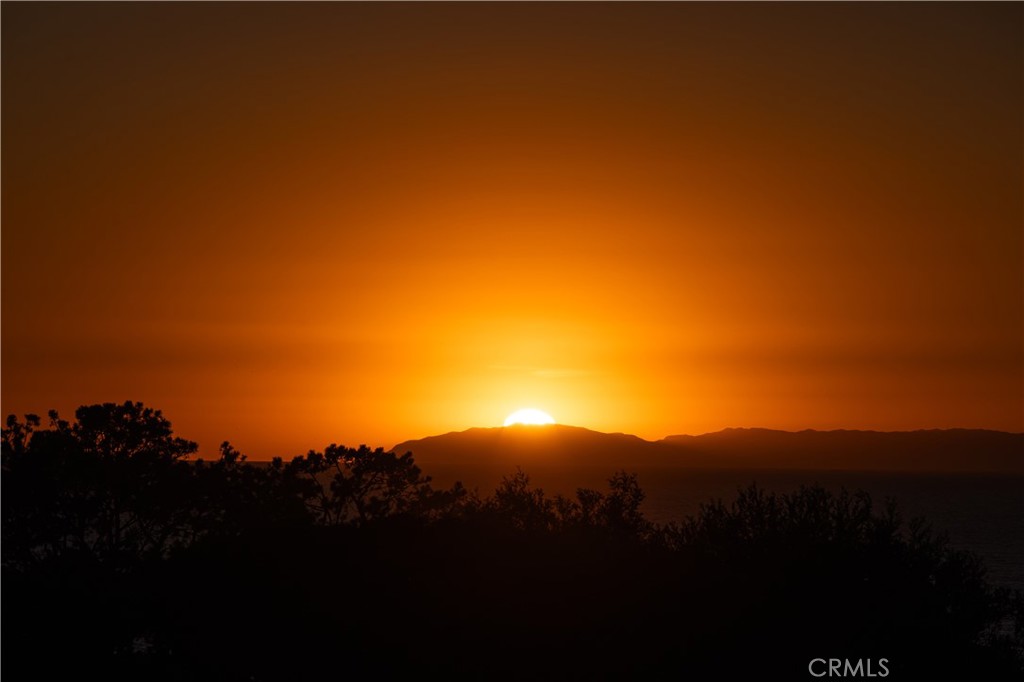 https://media.crmls.org/medias/0b08ba39-7592-4232-863c-48cbe41b28c8.jpg?preset=X-Large