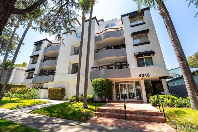 4313 Van Nuys Boulevard, Sherman Oaks CA: https://media.crmls.org/medias/0b0a30ea-a2ee-449d-9211-7598e14fe14f.jpg