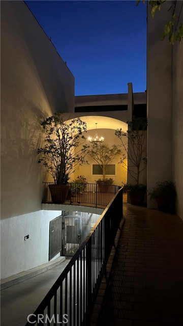 Detail Gallery Image 17 of 18 For 1745 Selby Ave #5,  Los Angeles,  CA 90024 - 2 Beds | 3 Baths