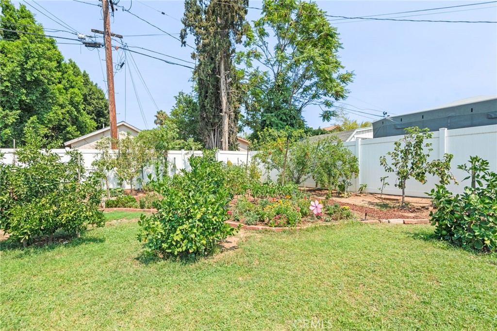 https://media.crmls.org/medias/0b0f68f6-f97a-4915-a182-f92edc944813.jpg?preset=X-Large