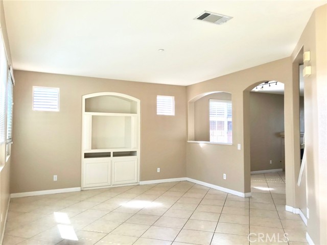 Detail Gallery Image 4 of 26 For 6927 Tailwind Ln, Fontana,  CA 92336 - 4 Beds | 2/1 Baths