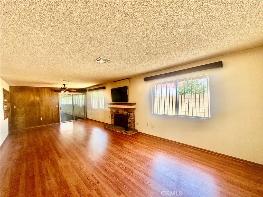 https://media.crmls.org/medias/0b0fd3e2-4f4c-49ab-8fd8-0da0ed429652.jpg?preset=X-Large