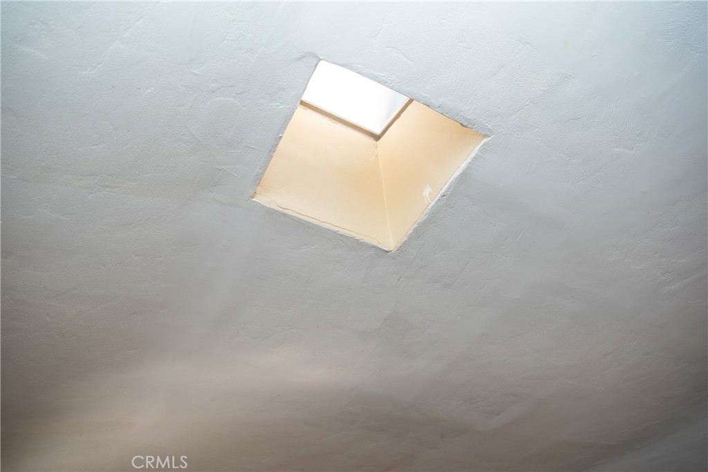 https://media.crmls.org/medias/0b100709-b757-4c6f-ab93-6966d219b516.jpg?preset=X-Large