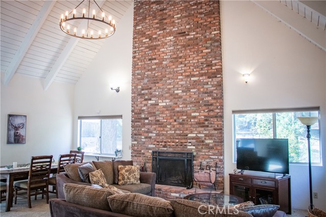 31583 Circle View Drive, Running Springs CA: https://media.crmls.org/medias/0b11a4bc-1ae7-4789-931f-f4a928504195.jpg