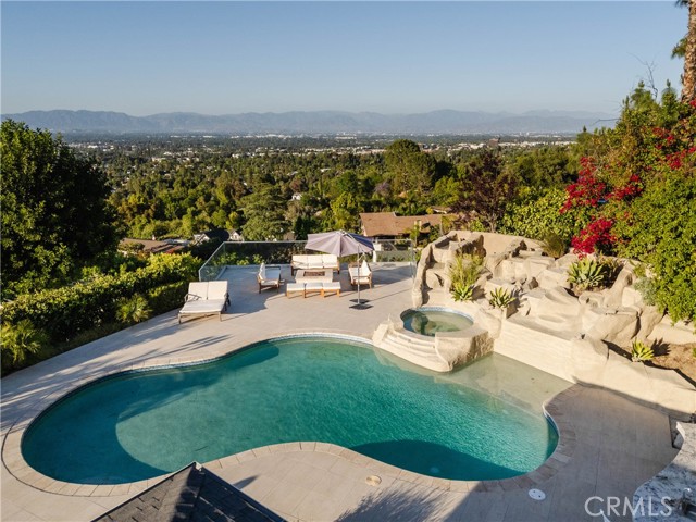 4935 Calvin Avenue, Tarzana CA: https://media.crmls.org/medias/0b13c625-37f5-4c49-9cb3-3905dc20457d.jpg