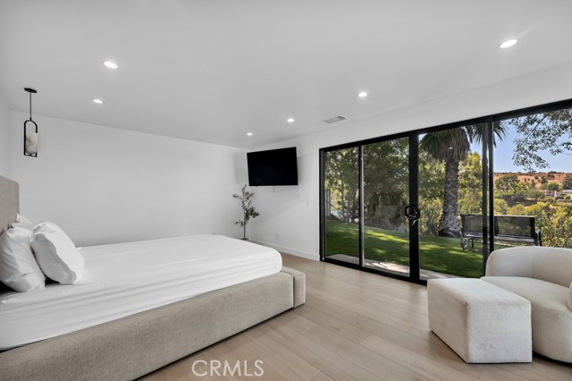 17072 Oak View Drive, Encino CA: https://media.crmls.org/medias/0b16e069-d03f-4d6e-a2df-c706b961c0a8.jpg