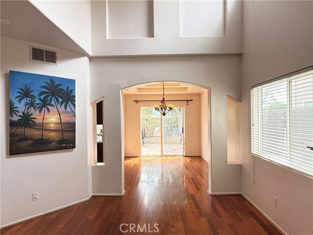 Detail Gallery Image 2 of 24 For 9030 Hayvenhurst Ave, North Hills,  CA 91343 - 4 Beds | 2/1 Baths