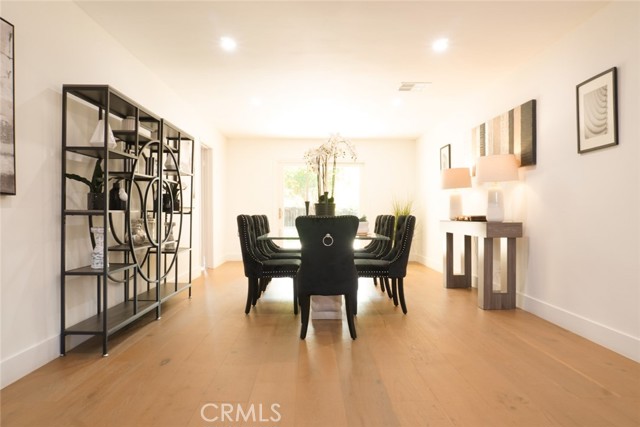 23242 Burbank Boulevard, Woodland Hills CA: https://media.crmls.org/medias/0b1dbe88-5124-4a1f-b5e7-9868e64e683f.jpg