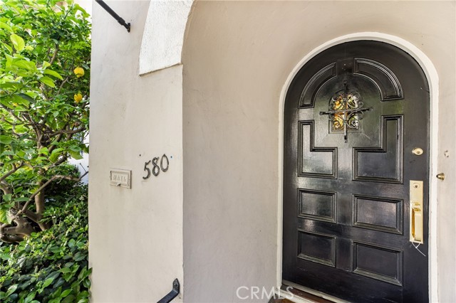 580 S Sweetzer Ave, Los Angeles CA: https://media.crmls.org/medias/0b1dfa63-92ef-47e6-9d3e-74087b24f724.jpg
