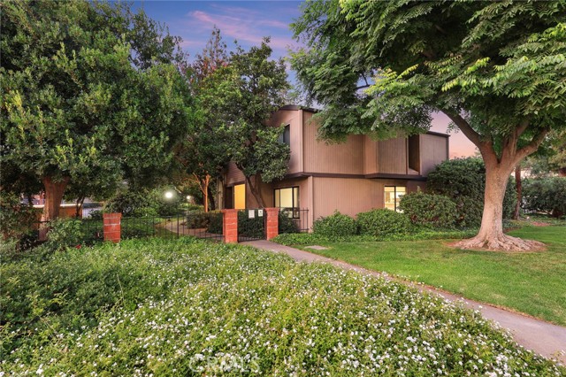 242 N Orange Grove Boulevard, Pasadena CA: https://media.crmls.org/medias/0b24444c-3408-4df9-b6c3-964606d99451.jpg