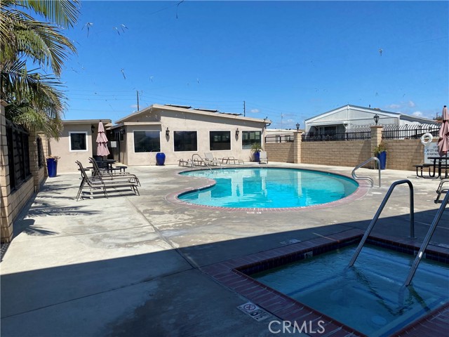 80 Huntington, Huntington Beach CA: https://media.crmls.org/medias/0b247cdb-e953-4bad-b83a-200e3e5e90fe.jpg