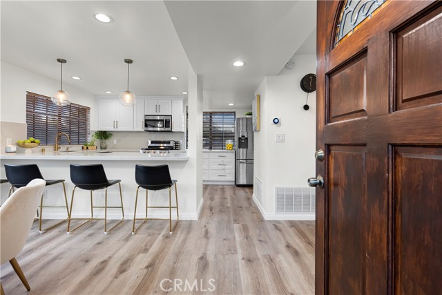 19512 Roscoe Boulevard, A photo 2