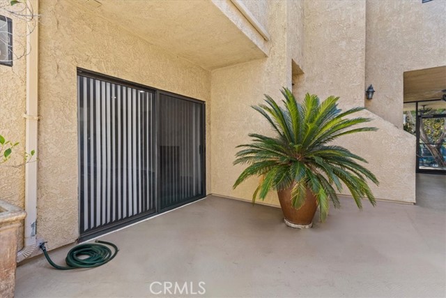 Detail Gallery Image 3 of 19 For 14247 Riverside Dr #104,  Sherman Oaks,  CA 91423 - 2 Beds | 2 Baths