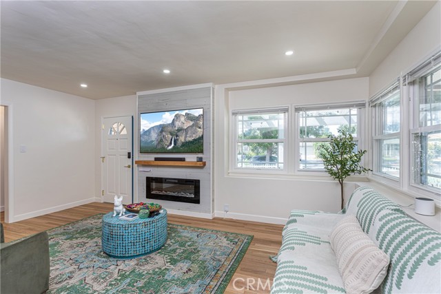 Detail Gallery Image 3 of 52 For 1902 N Pass Ave, Burbank,  CA 91505 - 3 Beds | 3 Baths