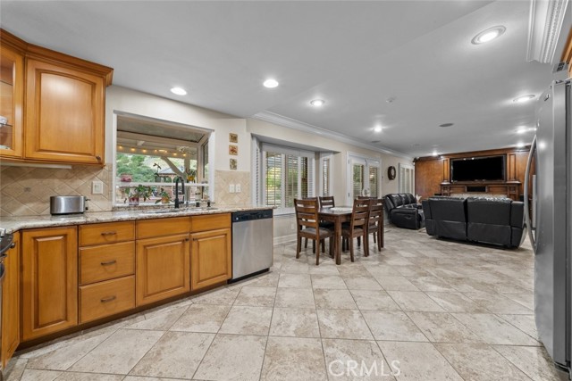 Detail Gallery Image 17 of 47 For 11101 Eton Ave, Chatsworth,  CA 91311 - 4 Beds | 3 Baths