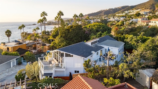 2 Camel Point Drive, Laguna Beach CA: https://media.crmls.org/medias/0b2bea3e-120a-4c3f-a760-a77b8971d26b.jpg