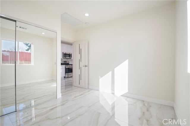 Detail Gallery Image 5 of 10 For 20473 Shamrock Pl, Chatsworth,  CA 91311 - 1 Beds | 1 Baths