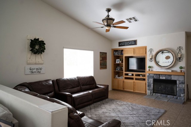 Detail Gallery Image 15 of 31 For 13018 Camden, Victorville,  CA 92392 - 3 Beds | 2/1 Baths