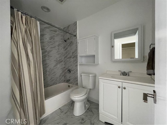 Detail Gallery Image 9 of 14 For 22018 Martinez St, Woodland Hills,  CA 91364 - 1 Beds | 1 Baths