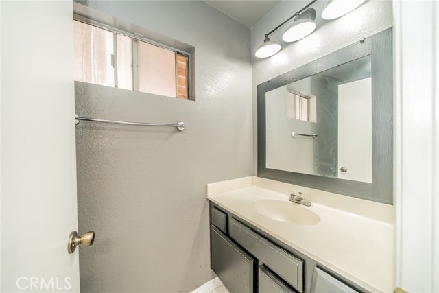 Detail Gallery Image 13 of 41 For 11327 Oakwood Dr, Fontana,  CA 92337 - 3 Beds | 2/1 Baths