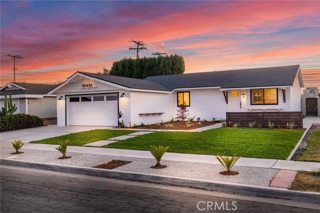 Detail Gallery Image 2 of 33 For 15801 Carrie Ln, Huntington Beach,  CA 92647 - 3 Beds | 2 Baths
