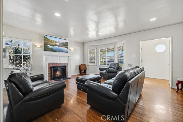 Detail Gallery Image 4 of 38 For 2027 W 93rd, Los Angeles,  CA 90047 - 3 Beds | 3 Baths