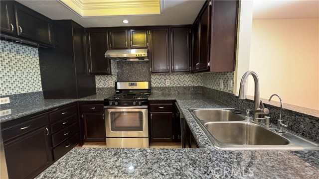 Detail Gallery Image 6 of 24 For 1056 Walnut Grove Ave #G,  Rosemead,  CA 91770 - 3 Beds | 3 Baths