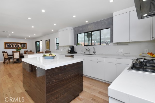 4751 Del Moreno Drive, Woodland Hills CA: https://media.crmls.org/medias/0b376f3e-630a-47d1-8c67-d7392e986e11.jpg