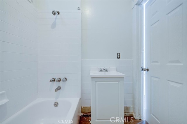 458 W Vernon Avenue, Los Angeles CA: https://media.crmls.org/medias/0b37ea52-080f-4c6a-bc23-f7437f4fe84a.jpg