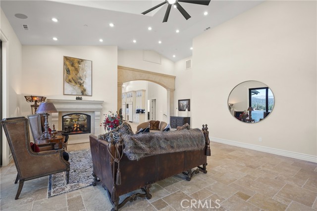 Detail Gallery Image 10 of 42 For 39055 N Shore Dr, Fawnskin,  CA 92333 - 6 Beds | 6/1 Baths