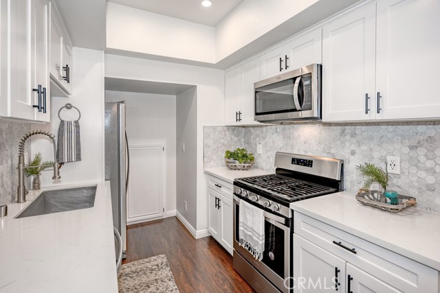 Detail Gallery Image 11 of 34 For 10926 Moorpark St #6,  Toluca Lake,  CA 91602 - 2 Beds | 2 Baths