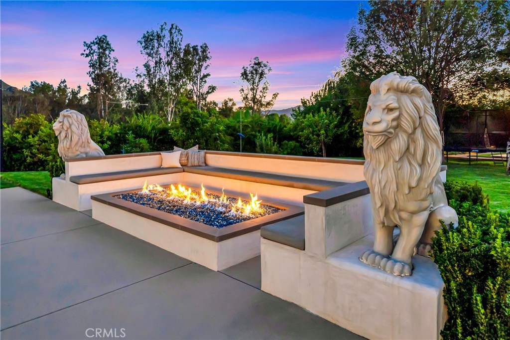 https://media.crmls.org/medias/0b3ca918-f800-4814-8729-16b48a0f098b.jpg?preset=X-Large