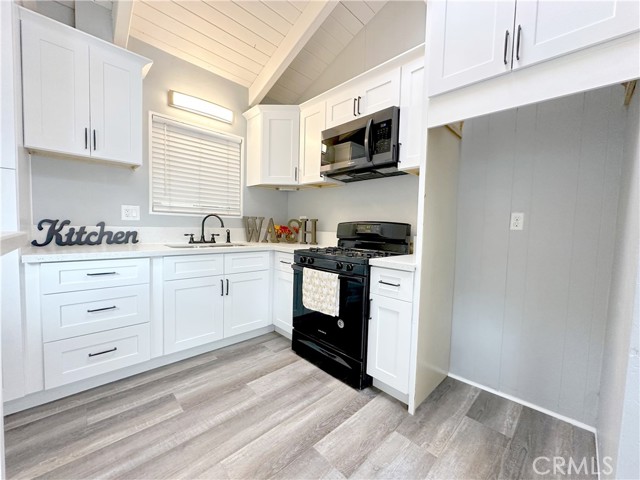 Detail Gallery Image 8 of 49 For 726 Golden, Lake Arrowhead,  CA 92352 - 4 Beds | 2 Baths