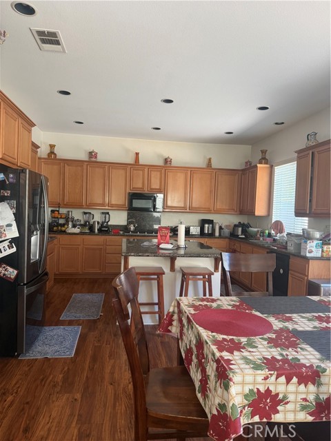 Detail Gallery Image 11 of 63 For 28512 Meadow Heights Ct, Canyon Country,  CA 91387 - 6 Beds | 3 Baths