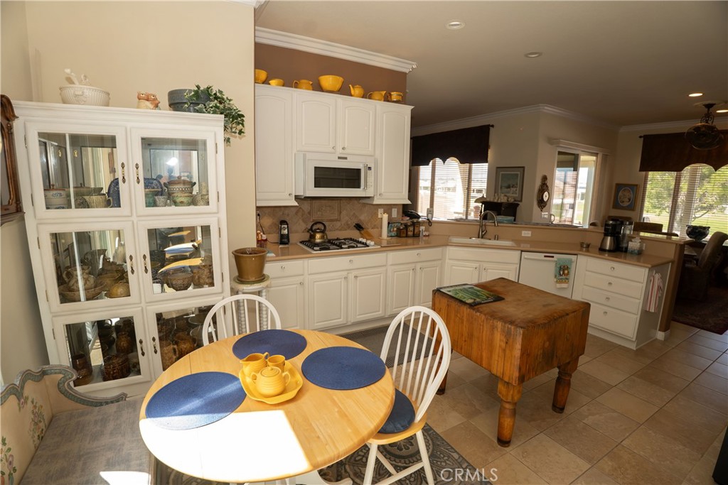 https://media.crmls.org/medias/0b47bb64-2be8-4aaf-baf5-05f0f7d8218f.jpg?preset=X-Large