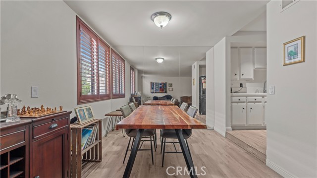 Detail Gallery Image 5 of 18 For 14521 Benefit St #102,  Sherman Oaks,  CA 91403 - 2 Beds | 2 Baths