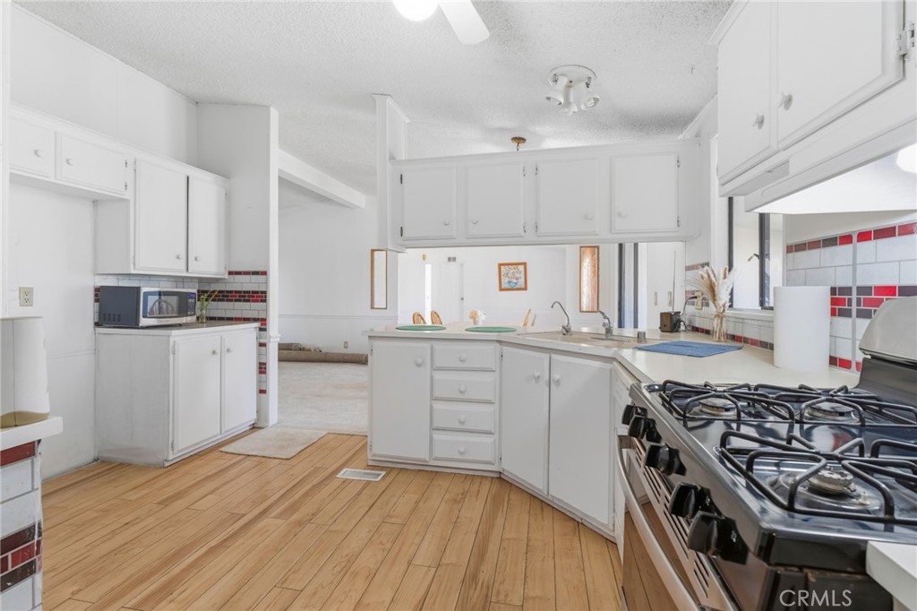 https://media.crmls.org/medias/0b47d15a-335c-462c-8015-37b2a97b0999.jpg?preset=X-Large