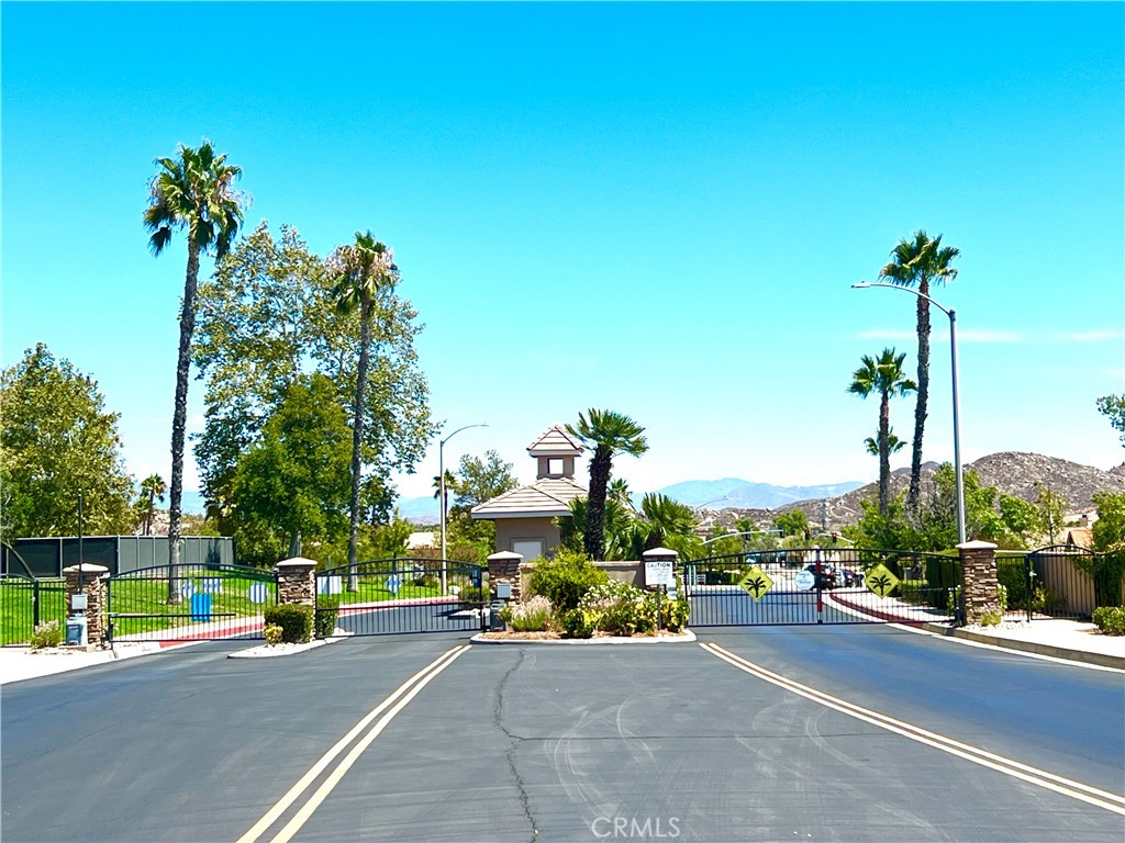 https://media.crmls.org/medias/0b47fa79-9626-41f6-9458-c7f12596c83b.jpg?preset=X-Large
