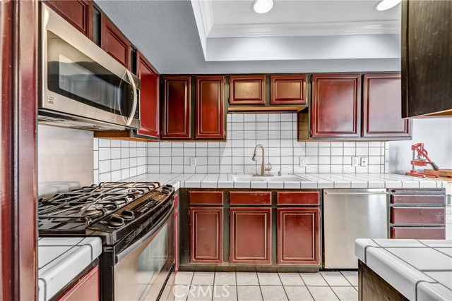 Detail Gallery Image 12 of 35 For 984 W Riverside Dr, Burbank,  CA 91506 - 3 Beds | 3 Baths