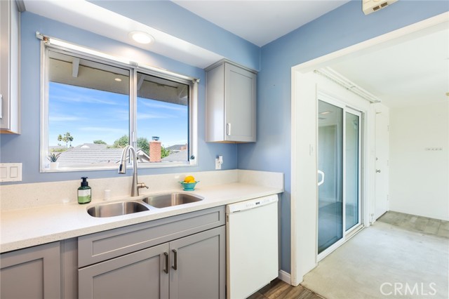 23026 Nadine Circle, Torrance CA: https://media.crmls.org/medias/0b4990ba-0f00-442e-b288-eb3fd89a1910.jpg