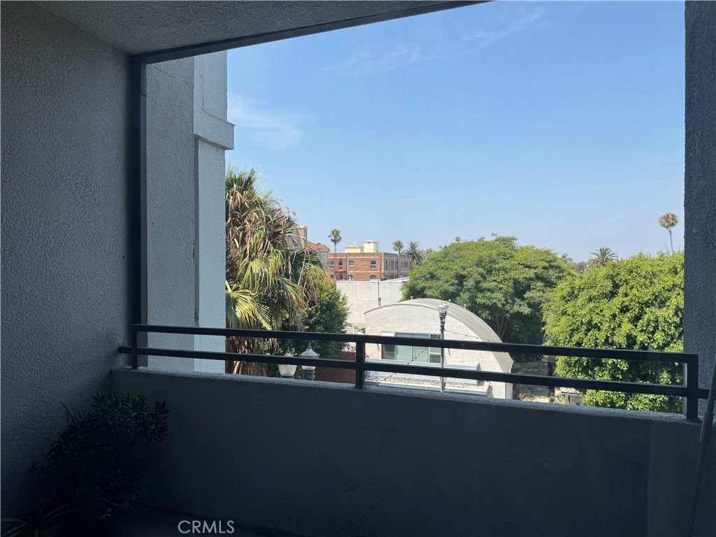 https://media.crmls.org/medias/0b4c7a53-f77b-4565-8b40-80cdd615e47a.jpg?preset=X-Large