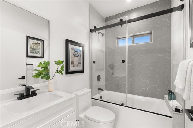 Detail Gallery Image 15 of 31 For 11668 W Verde Pl, North Hollywood,  CA 91606 - 3 Beds | 4 Baths