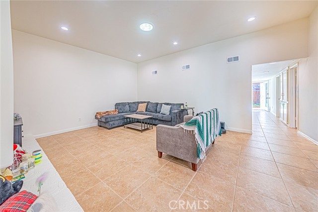 26 Seton, Irvine CA: https://media.crmls.org/medias/0b4df56f-f3f3-4015-807b-2130f82aea28.jpg