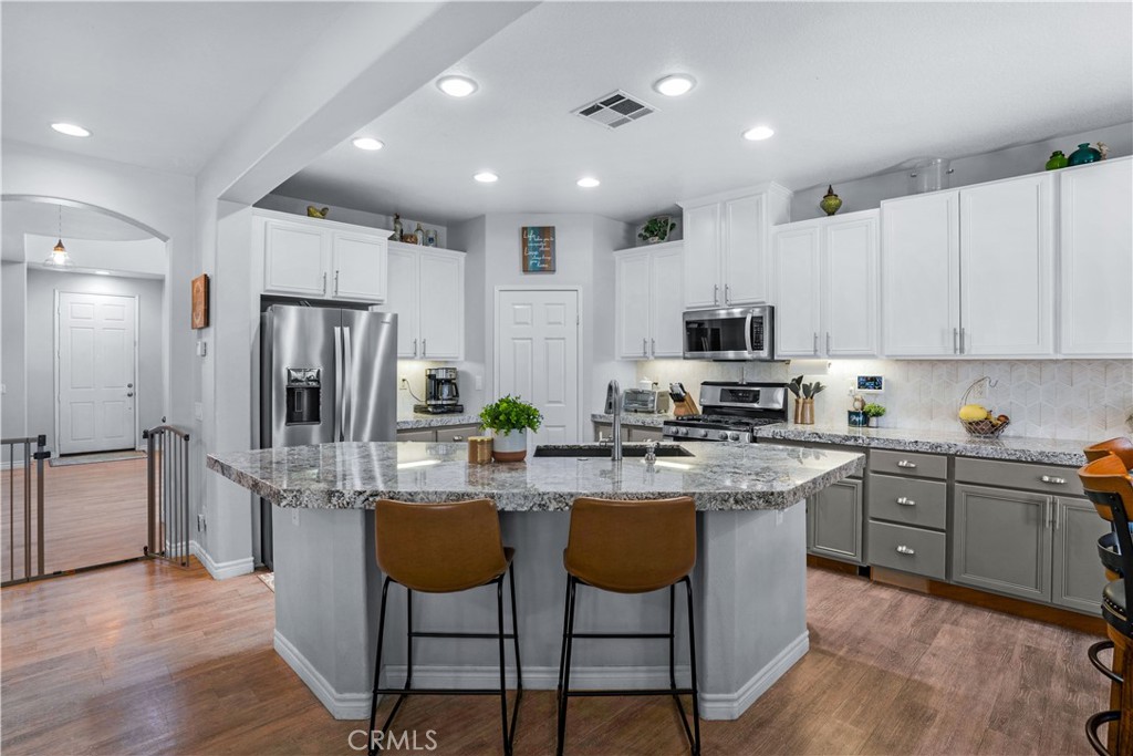 https://media.crmls.org/medias/0b519540-3d08-4c2d-86bf-ebcb3876128b.jpg?preset=X-Large
