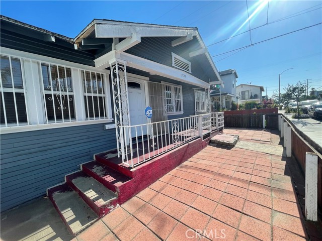 Detail Gallery Image 1 of 16 For 1724 E 10th St, Long Beach,  CA 90813 - 2 Beds | 1 Baths