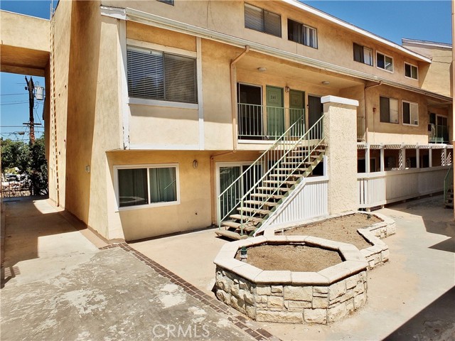 121 Sinclair Avenue, Glendale CA: https://media.crmls.org/medias/0b54a94b-db83-4b5c-8dee-04af9299a37b.jpg