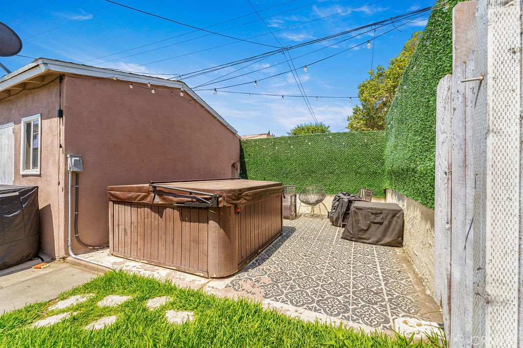 https://media.crmls.org/medias/0b558287-d3d9-4d05-a770-484387878a18.jpg?preset=X-Large