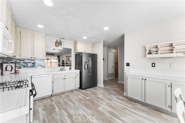 Detail Gallery Image 10 of 27 For 44840 Fenhold, Lancaster,  CA 93535 - 3 Beds | 2 Baths