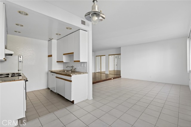 Detail Gallery Image 14 of 33 For 4441 Woodman Ave #111,  Sherman Oaks,  CA 91423 - 0 Beds | 1 Baths