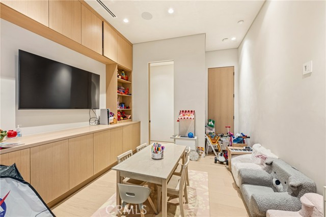 Detail Gallery Image 36 of 54 For 22924 Erwin St, Woodland Hills,  CA 91367 - 11 Beds | 9/2 Baths